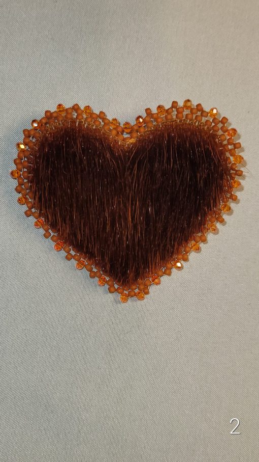 Épinglette cœur de solidarité en peau de phoque #2 – Image 2