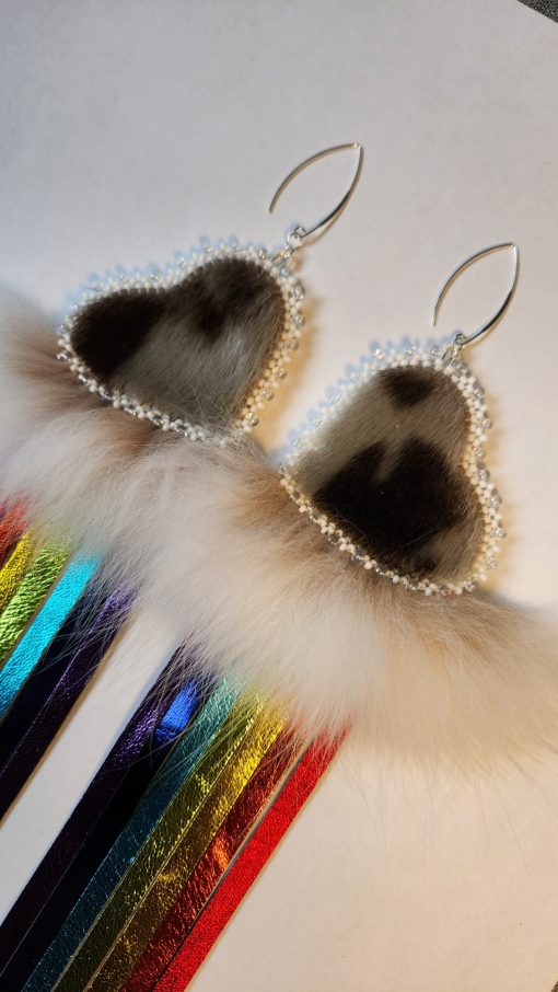 Boucles d’oreilles à franges arc-en-ciel et cœur en peau de phoque (nouveauté #2) – Image 4