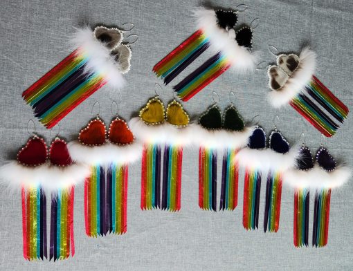 Boucles d’oreilles à franges arc-en-ciel et cœur en peau de phoque (nouveauté #2) – Image 2
