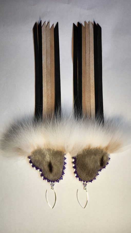 Boucles d’oreilles à franges arc-en-ciel et cœur en peau de phoque (mauve) – Image 4