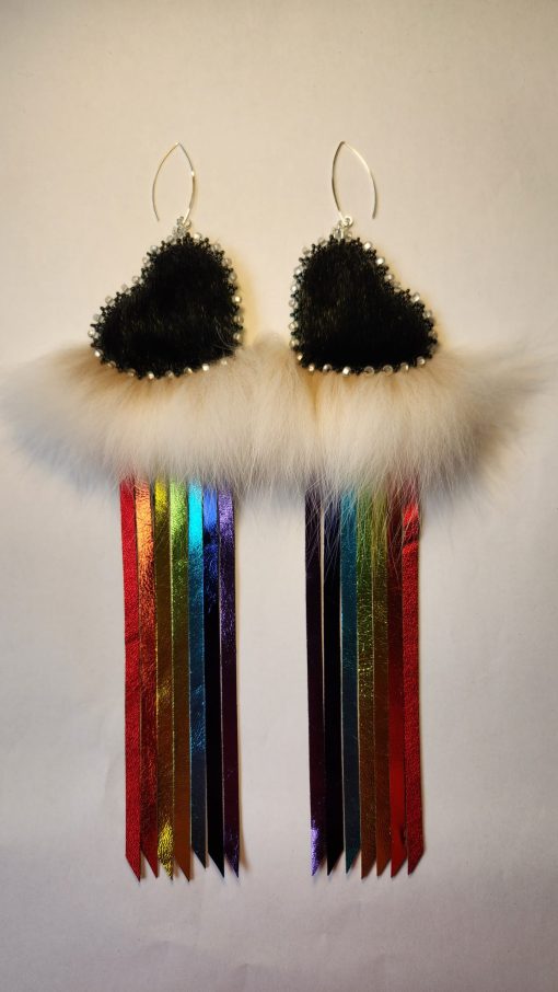 Boucles d’oreilles à franges arc-en-ciel et cœur en peau de phoque (noir) – Image 2