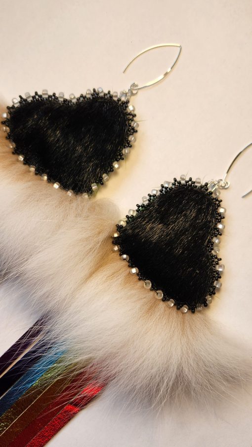 Boucles d’oreilles à franges arc-en-ciel et cœur en peau de phoque (noir) – Image 4